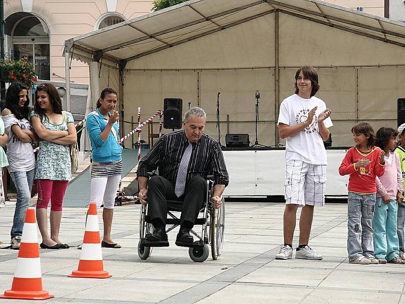 Na Mírovém náměstí před jabloneckou radnicí uspořádali ve středu 15. června Den zdravotně postižených. Odpolednem provázel Tomáš Křejčíř.