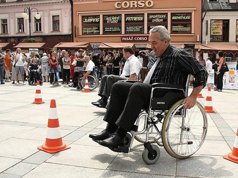 Na Mírovém náměstí před jabloneckou radnicí uspořádali ve středu 15. června Den zdravotně postižených. Odpolednem provázel Tomáš Křejčíř.