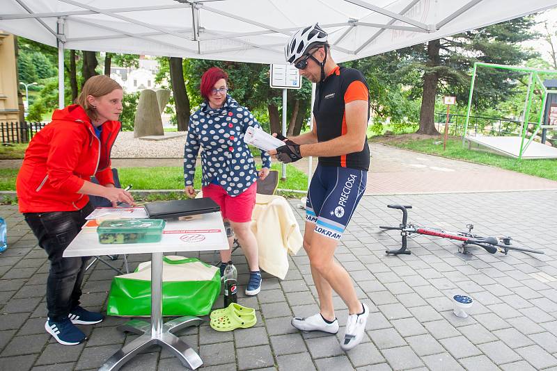 Pátý ročník nejdelšího cyklistického podniku v Česku, Metrostav Handy Cyklo Maraton, pokračoval 4. srpna. Pětidenního maratonu se účastní 42 čtyř nebo osmi členných týmů, které musí zdolat v limitu 111 hodin trasu o délce zhruba 2222 kilometrů.