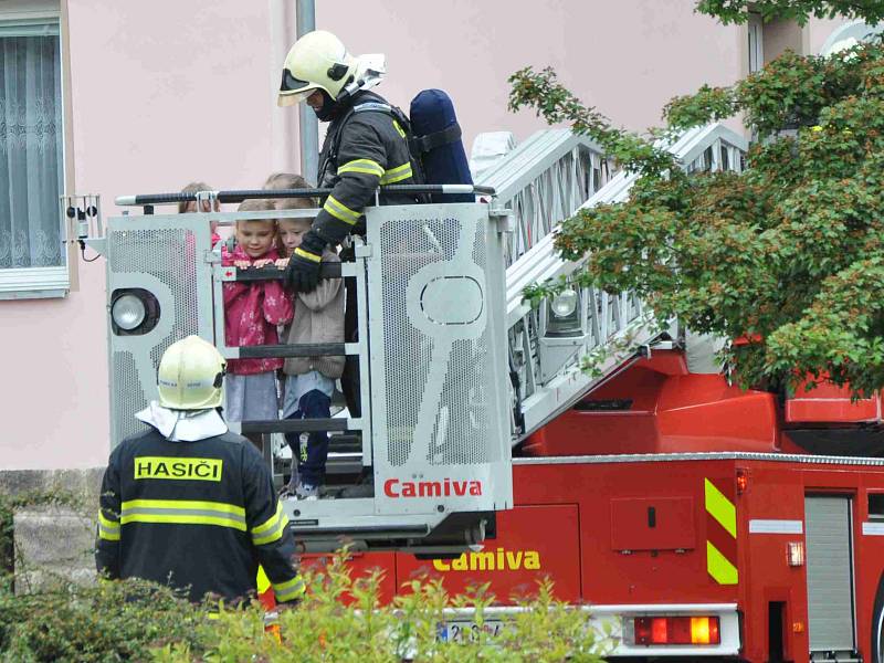 Hasičské cvičení v jablonecké mateřské škole Kapička