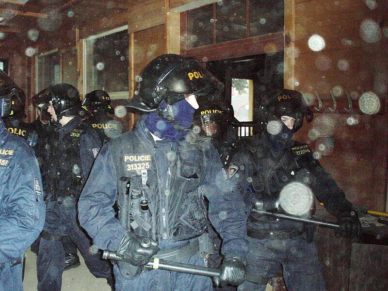 Nácvik na zákrok. Pořádková policie z Jablonce v akci. Cvičili v okolí Černé Studnice a Bedřichova. 
