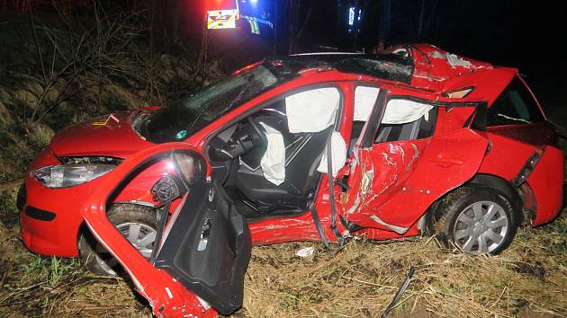 Řidička na Malé Skále předjížděla na plné čáře, nezvládla řízení a havarovala.