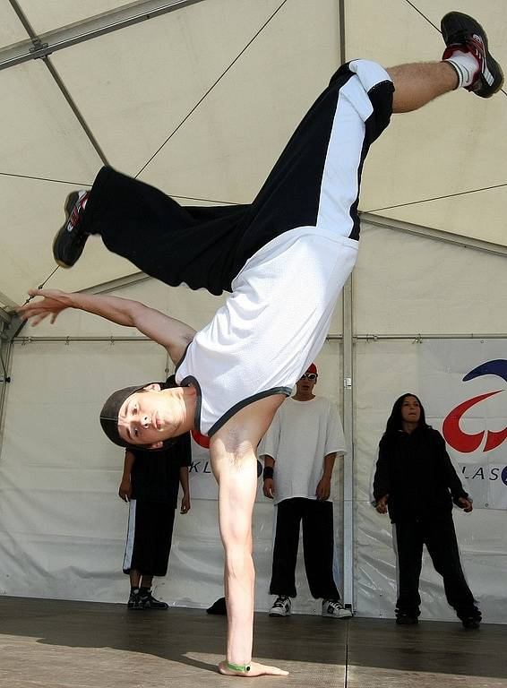 Den s Deníkem v Jablonci nad Nisou. Děti z Dětského domova v Jablonci n.N. tančí break dance a elektric boogie