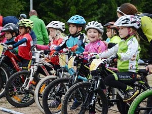 Malými cyklisty se hemžil o víkendu areál v Břízkách. V seriálu závodů Bikeclinic Cup 2015 se v Jablonci konal už pátý díl.