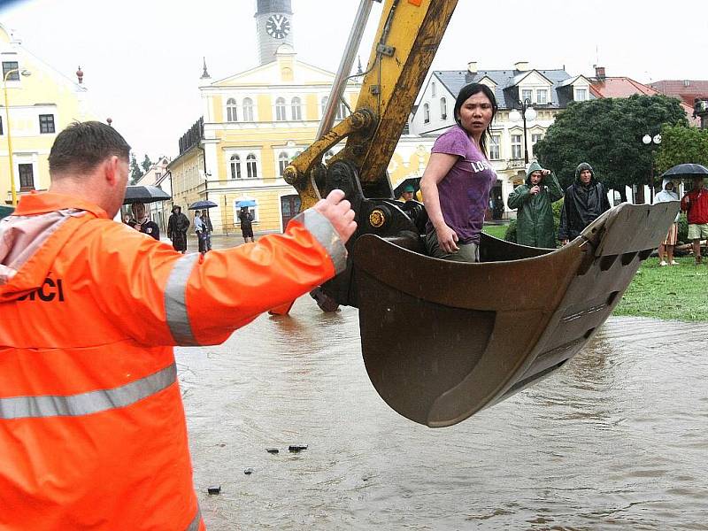 Během dopoledních hodin rozbouřená Jeřice dorazila do Chrastavy a zcela ji odřízla od okoního světa. Do náměstí 1.máje proudila voda Žitavskou ulicí a Spojovací ulicí a vytvořila na náměstí silný tok vody, aby pokračovala zase Žitavskou ven.