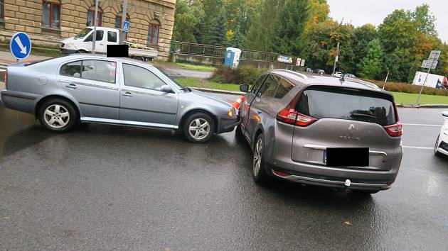 Řidička v Jablonci nedala přednost v jízdě, škoda je 110 tisíc korun.