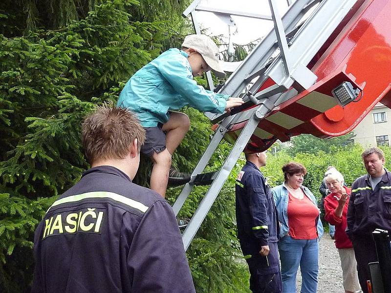 Sbor dobrovolných hasičů Malá Skála - Mukařov. S dětmi.