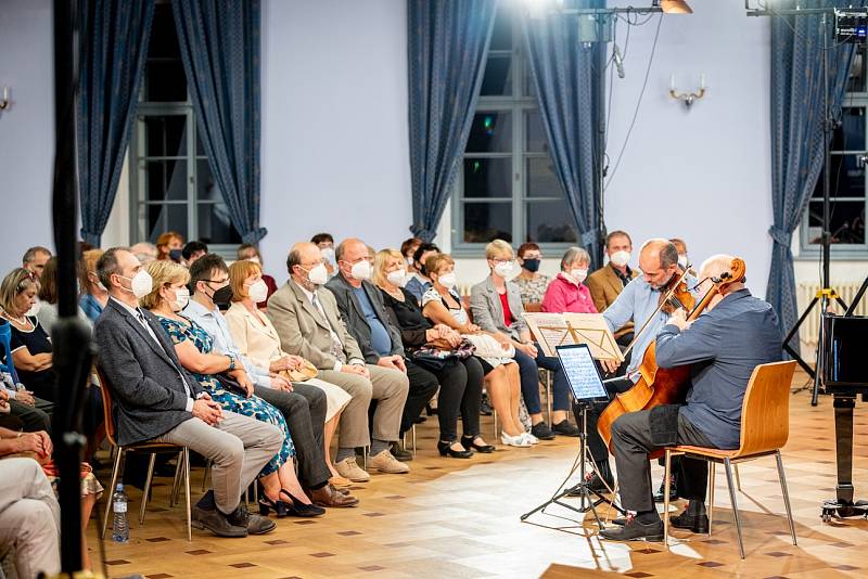 Smetanovo trio na zámku v Lomnici nad Popelkou.