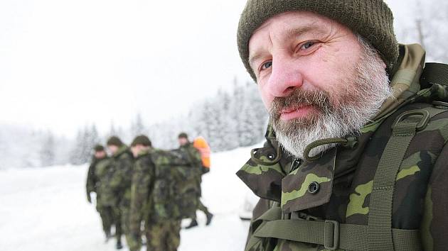 V PLNÉ POLNÍ. Příslušníci chemické brigády v Liberci cvičili ve čtvrtek v Jizerských horách orientaci a pěší pohyb na zasněženém a zmrzlém terénu. Skupina o síle jedné čety se ráno kolem osmé vydala pod velením poručíka Pánka na přesun do Jizerek.