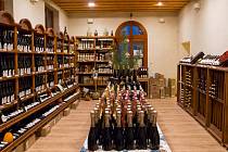 Dům Vína v Jablonci nad Nisou prošel kompletní rekonstrukcí. Nabízí stovky vín a svařák, který pomůže dětem v nemocnici.