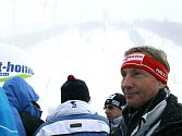 Závod SP ve skocích na lyžích byl s definitivní platností zrušen.  Šéf skoků na lyžích pro FIS Walter Hofer (na snímku) to oznámil před třetí hodinou odpoledne.