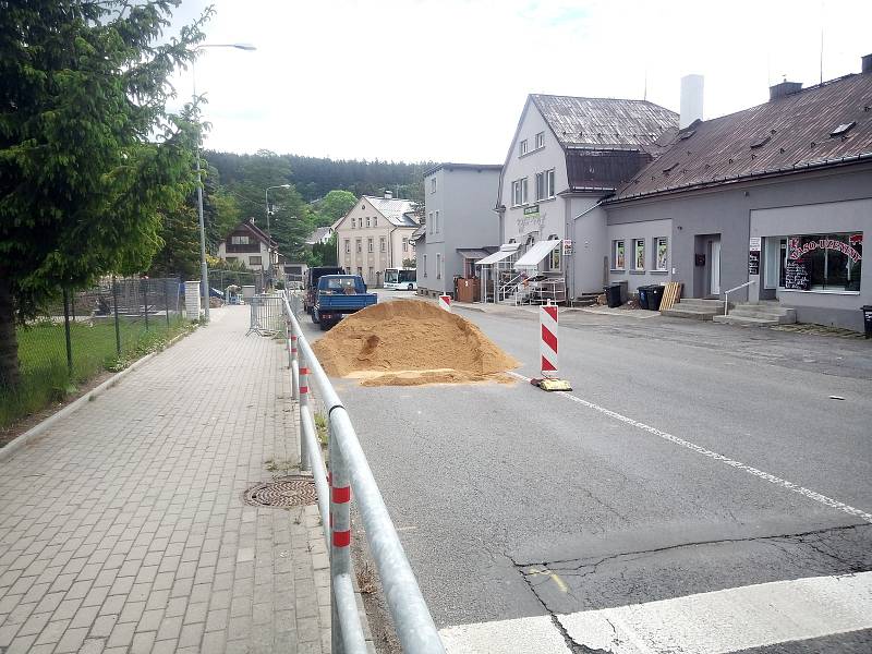 Rozkopaný Jablonec, ulice Rychnovská.