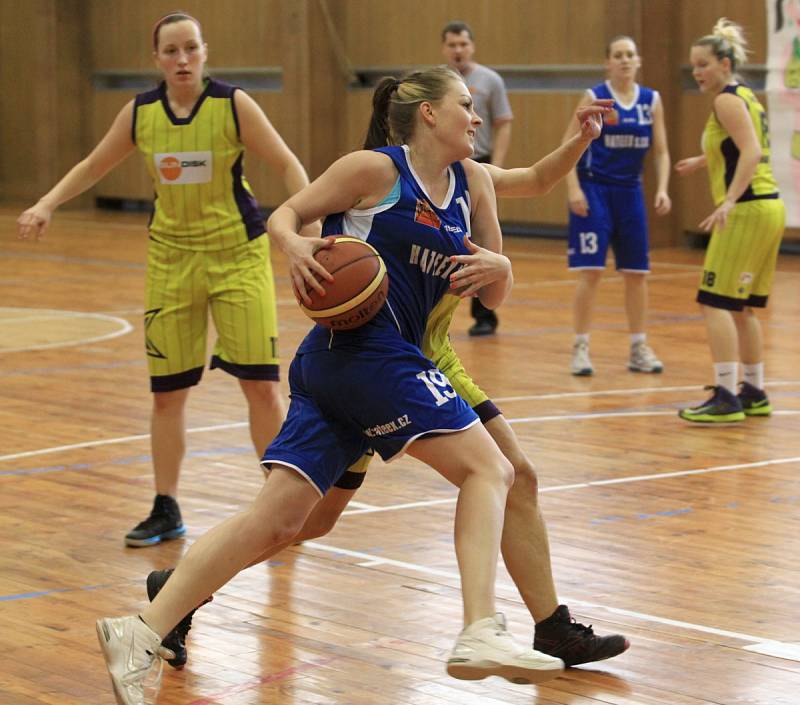 Basketbalistky Bižuterie Jablonec sice s Plzní (v modrém) prohrály, ale i tak zachránily druholigovou příslušnost.