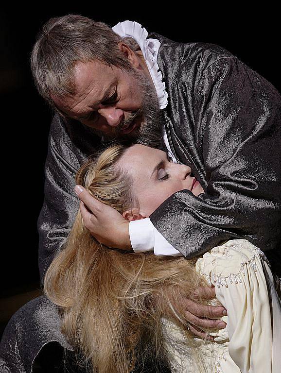 Přímý přenos Verdiho opery Don Carlos z Metropolitní opery v New Yorku. Ferruccio Furlanetto jako Philip II. a Marina Poplavskaja v roli Elisabeth de Valois.