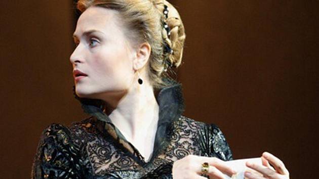 Přímý přenos Verdiho opery Don Carlos z Metropolitní opery v New Yorku. Marina Poplavskaja v roli Elisabeth de Valois.