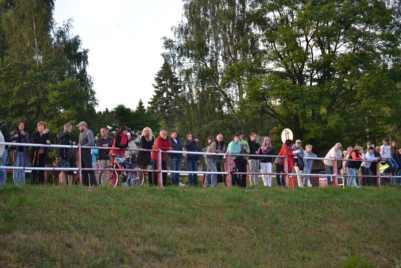 Komorní orchestr Quattro pod taktovkou Marka Štilece, kterého přivezli vodní záhraníři na člunu, zahrál přímo z mola na hladině jablonecké přehrady. 