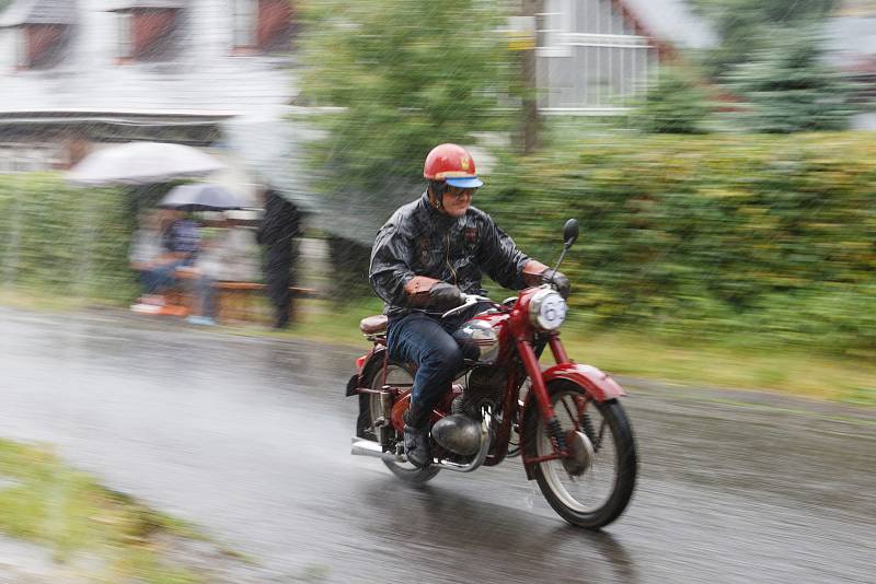 Okolo Elišky vyrazila zhruba šedesátka veteránů