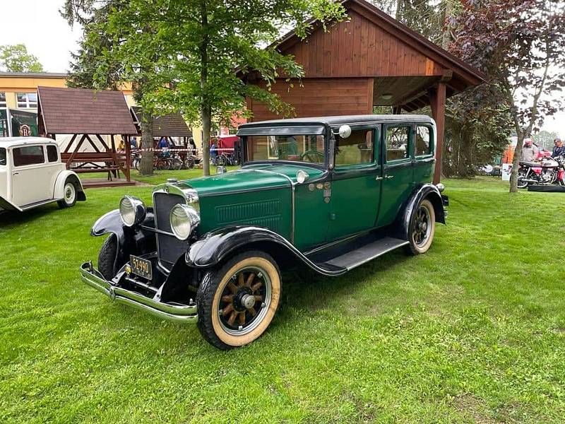 Do Studence se sjely historické automobily na tradiční jízdu Podkrkonoším.