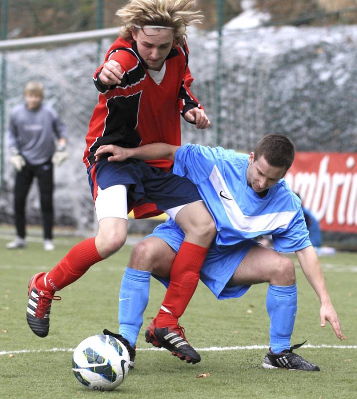 Desná porazila v 19. kole krajského přeboru Velké Hamry (v červeném) těsným rozdílem 1:0.