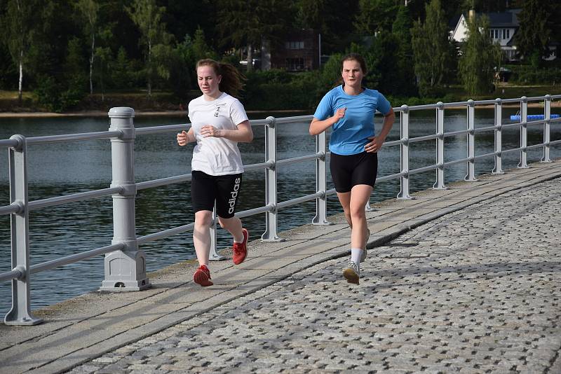 Sportovci běhali kolem jablonecké přehrady pro Natálku z Liberce.