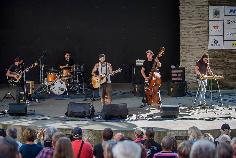 Dead Bronco, americko-španělská skupina hrající Rockabilly a Honky-tonk Country, vystoupila na letní scéně Eurocentra v Jablonci nad Nisou.