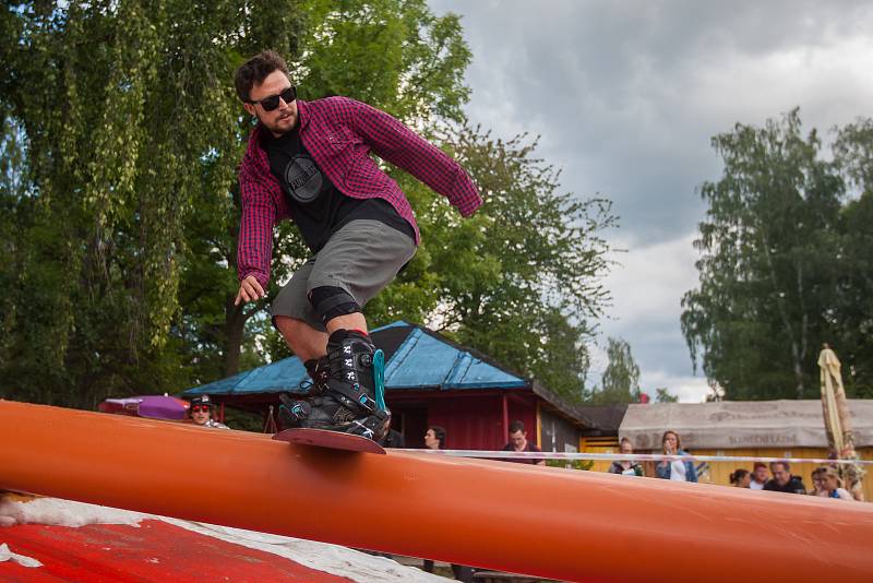 Další ročník oblíbené freestylové akce Jablonec Summer Jib proběhl 20. srpna v areálu Slunečních lázní v Jablonci nad Nisou. Závodníci na lyžích a snowboardu předvedli triky na překážkách na dovezeném sněhu.