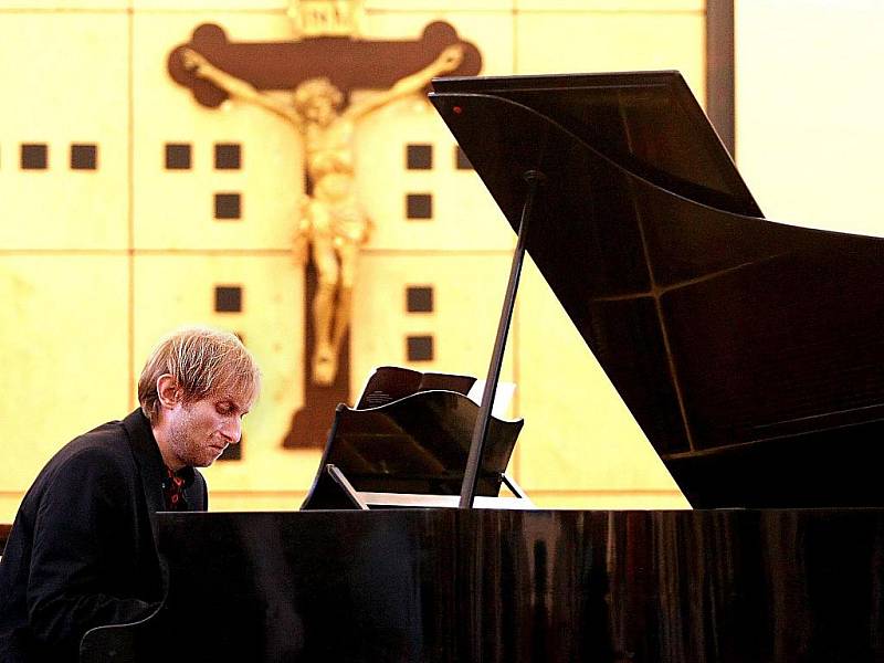 KLAVÍRNÍ VIRTUÓZ V KOSTELE. K jednomu z vrcholných kulturních zážitků letošního léta v Jablonci určitě patřil středeční koncert klavíristy Ivo Kahánka v kostele sv. Anny. 