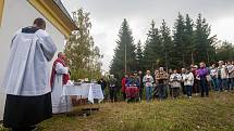 Mše u zvoničky v Loužnici na Jablonecku proběhla 28. září v rámci setkání rodáků, přátel a občanů obce Loužnice.