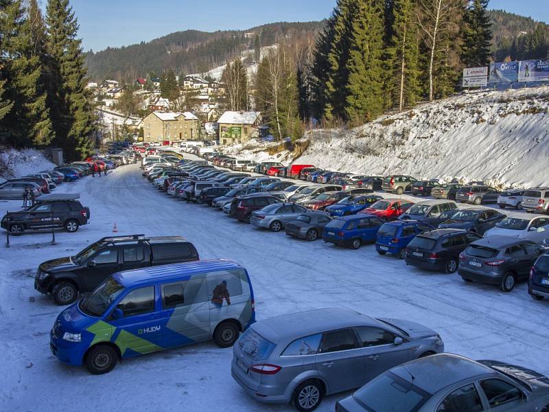 Zahájení lyžařské sezony v Jizerských horách. Tanvaldský Špičák. 