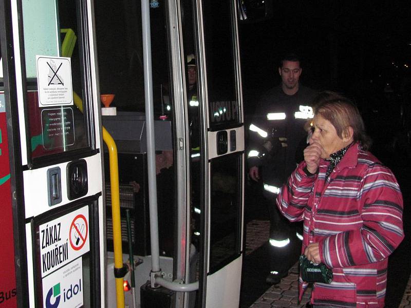 Krátce po dvacáté hodině vyjeli hasiči k požáru osmipatrového panelového domu ve Mšeně, kde začalo hořet od elektroinstalace v prvním patře. Požár se stoupačkami rychle šířil a v bytech uvěznil obyvatele. Přes dvacet lidí evakuovali.