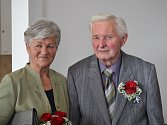 Vstup do manželství před 55 lety si v obřadní síni jablonecké radnice slavnostně připomněli manželé Jaroslava a Josef Slukovi.