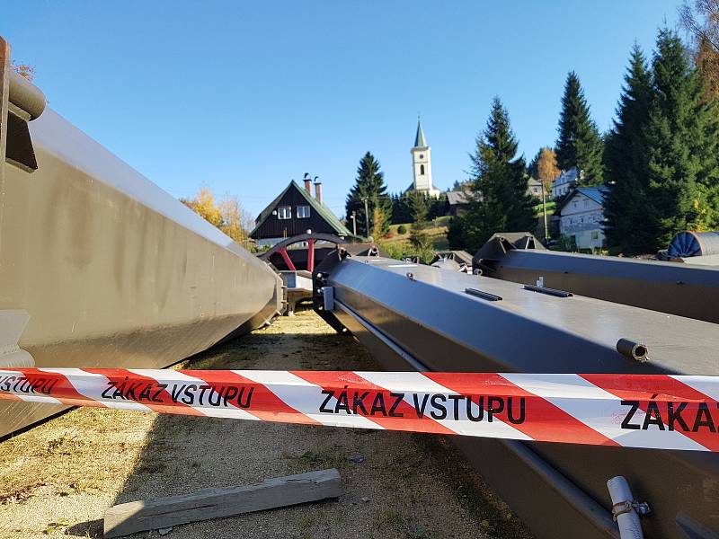 Nová lanovka na Tanvaldský Špičák je zatím v rozloženém stavu dole na parkovišti.