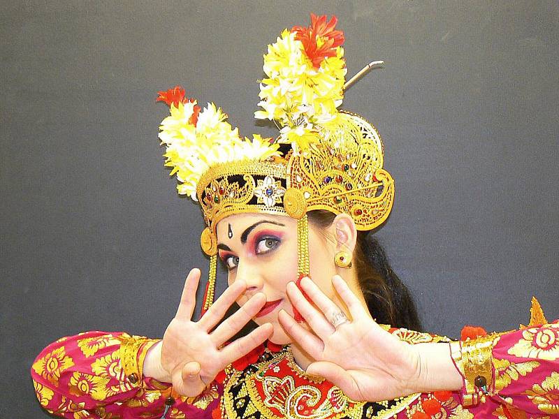 V rámci 10. ročníku veletrhu cestovního ruchu Euroregion Tour 2010 vystoupila v doprovodném programu s indonéským tancem Condong Karolína Šlesingrová z taneční skupiny Cakrawala.