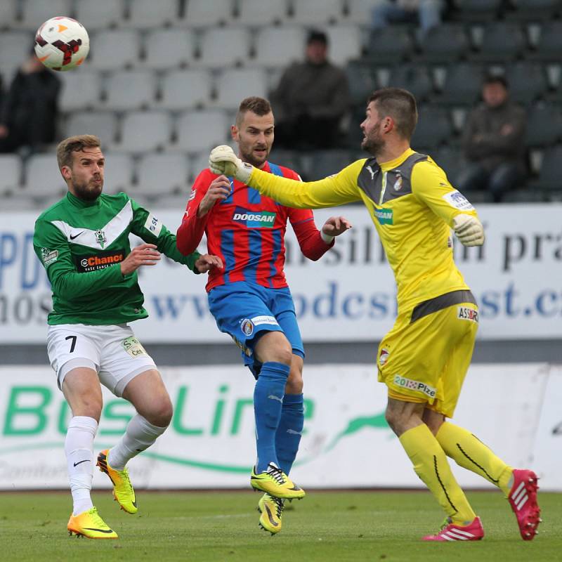 Jablonec doma remizoval s Plzní 2:2. Tím Sparta získala definitivně mistrovský titul. Na snímku zasahuje brankář Plzně Marúš Kozáčik před Filipem Novákem z Jablonce a Radimem Řezníkem z Plzně.