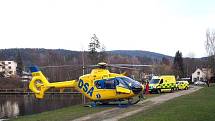 V úterý večer pro zraněnou holčičku k Novoveskému rybníku přiletěl vrtulník. 