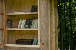 Knihovnu uprostřed lesoparku Na Sluneční louce postavili v Příchovicích v Jizerských horách na Jablonecku. Návštěvníci si mohou z knihovny nedaleko od rozhledny Maják Járy Cimrmana vypůjčit kromě knih i karimatku.