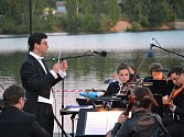 Komorní orchestr Quattro zahrál přímo z mola na hladině jablonecké přehrady
