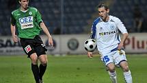 Derby  FC Slovan Liberec s  FK Baumit Jablonec. Domácí byli v tomto utkání lepší a zvítězili 3:0. Na snímku domácím střelec Andrej Kerič (vpravo s č. 15) se snaží obejít hostujícího obránce Tomáše Hubera (vlevo). 