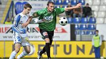 Derby  FC Slovan Liberec s  FK Baumit Jablonec. Domácí byli v tomto utkání lepší a zvítězili 3:0. Na snímku souboj o míč dvou střídajících hráčů - hostujícího Filipa Klapky (vpravo) a domácího Tomáše Frejlacha.