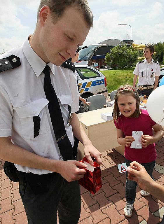 Jablonecký deník spolu se společností Sport Jablonec a útulkem pro opuštěná zvířata Dášenka pořádal Velký dětský den. Vědomostní kvíz Policie ČR Jablonec a ukázka snímání otisků.