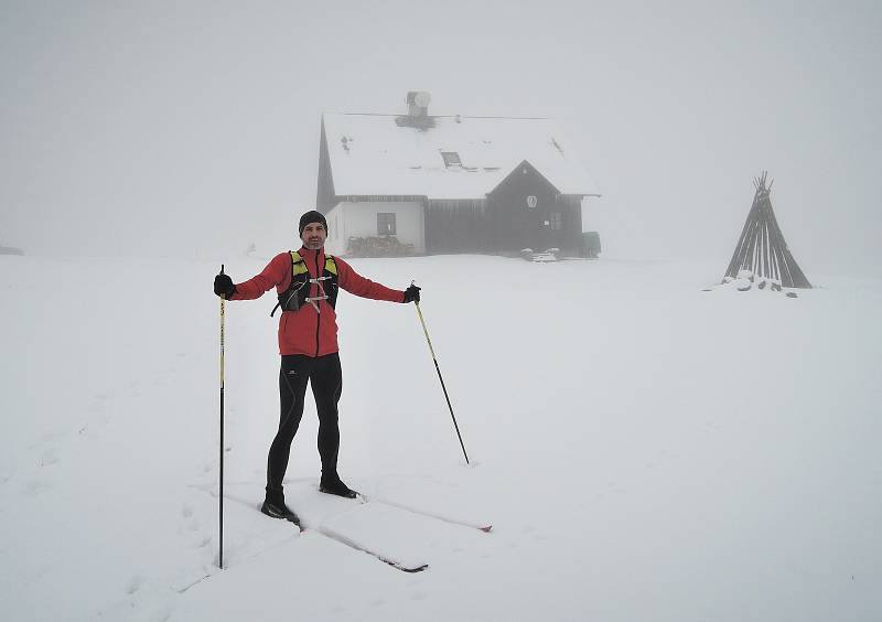 První lyžování letošní sezony v Jizerských horích je sice ještě na lyže "kameňačky", ale první běžkaři už vyrazili.