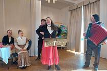 Jablonecký Petřín hostil v pátek 8. března téměř sto hostů, dam z klubů seniorů, které v rámci MDŽ pozvala náměstkyně primátora pro oblast humanitní paní Jana Hamplová.