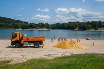 Pracovníci technických služeb naváželi 16. července 30 tun písku na pláž přehrady v Jablonci nad Nisou. Písek se využije na Pískohrátky, soutěž příměstských táborů ve volné tvorbě dětí na téma „hrad“, která proběhne 18. července.