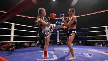 Páté Night of Warriors diváky nadchlo. Zápas o profi titul mistryně ČR v lowkicku Sandra Mašková (červené rukavice) vs. Lucie Mudrochová.