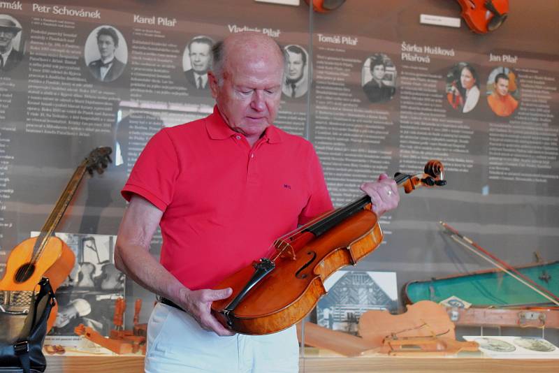 Josef Schebal předává v Památníku zapadlých vlastenců v Pasekách nad Jizerou další cenné kousky.