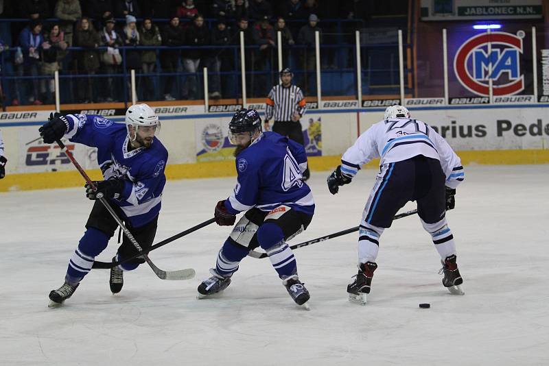 II. liga HC Vlci Jablonec - Stadion Vrchlabí 4:3. Vlci - modré dresy.