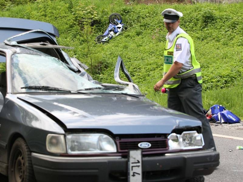 Motorkář zemřel v v zatáčkách u Železného Brodu