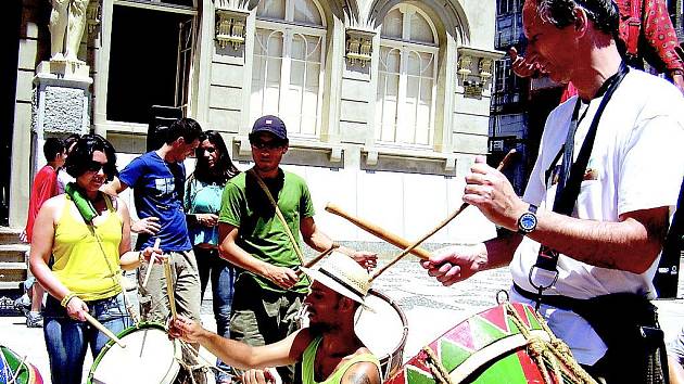 MARACATU. Petr Polakovič se učí bubnovat na náměstí generála Marquese v Curitibě, hlavním městě státu Paraná. „V tu chvíli zbývalo do mého odletu z milované Brazílie domů tři hodiny. Bubnuju si na odjezd a těžké loučení s milovanou Brazílií.“ 