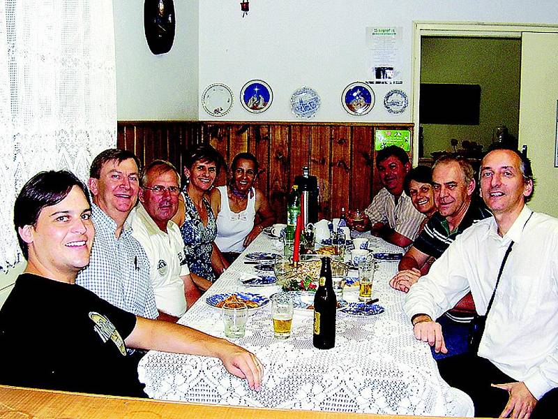 NA NÁVŠTĚVĚ Churasku u rodiny GrosslŮ, což jsou majitelé nábytkářské firmy v Sao Bento do Sul, původem ze Šumavy. 