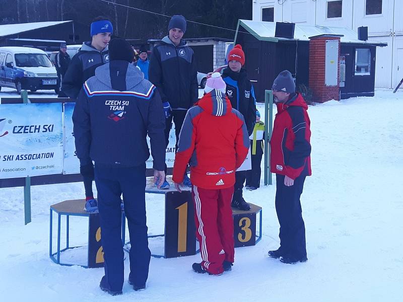 František Lejsek, nadějný juniorský skokan na lyžích, na nejvyšším stupínku